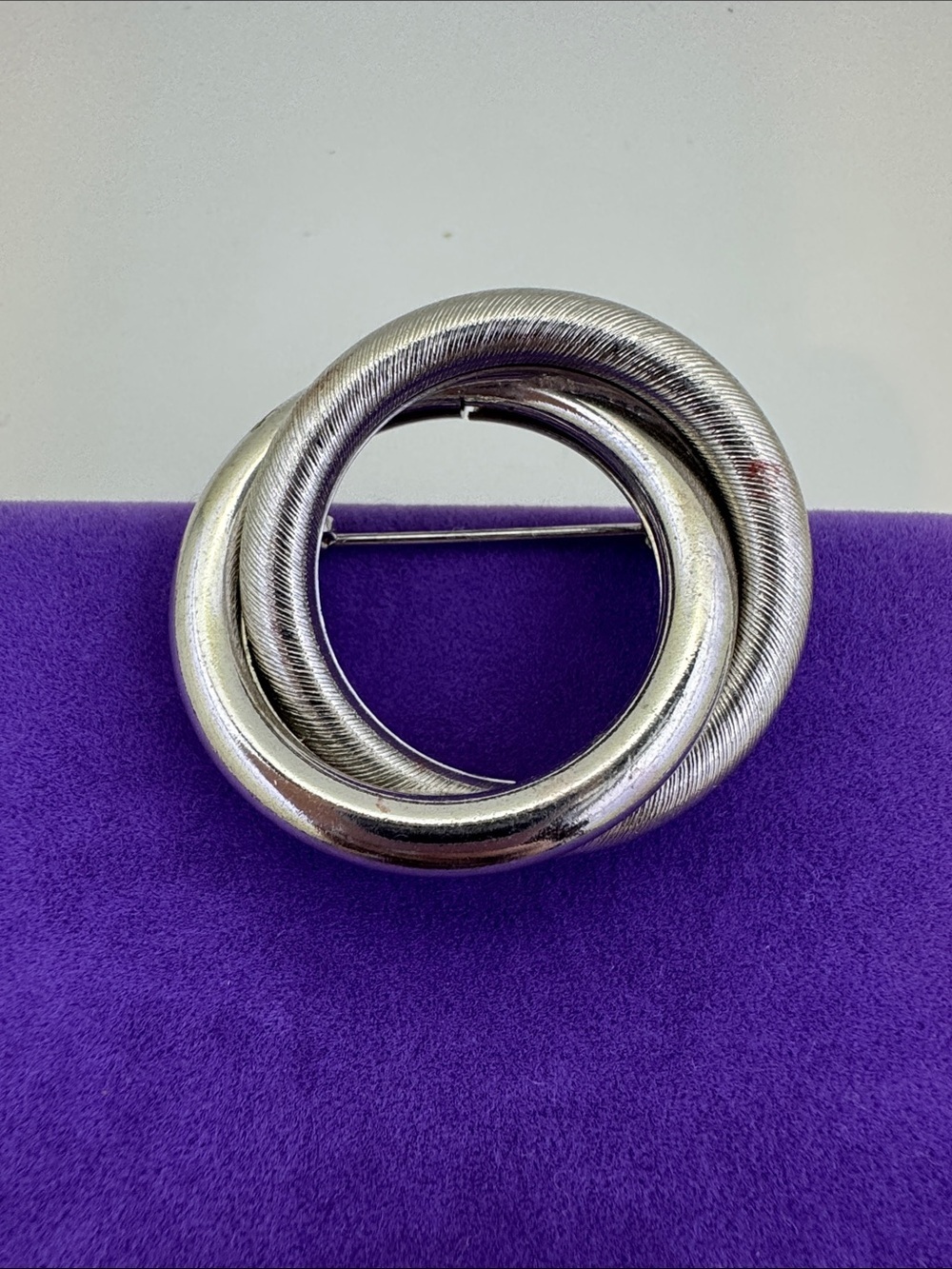 💛 Vintage Interlocking Silver Tone Circular Brooch